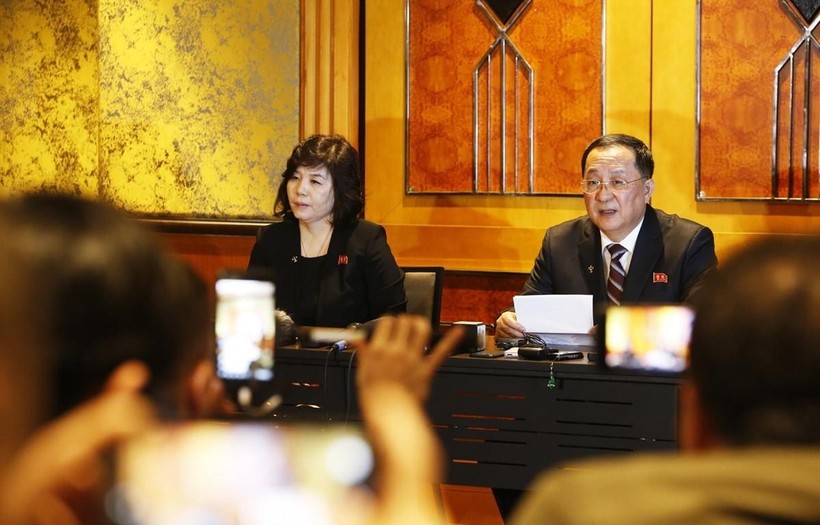 Bộ trưởng Bộ Ngoại giao Triều Tiên Ri Yong Ho chủ trì họp báo về Hội nghị Thượng đỉnh Mỹ - Triều Tiên lần thứ hai. Ảnh: Lâm Khánh - TTXVN.