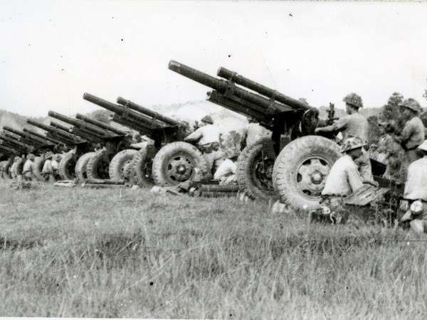 Lựu pháo mặt đất của Việt Nam trong chiến dịch Điện Biên Phủ (ảnh tư liệu)