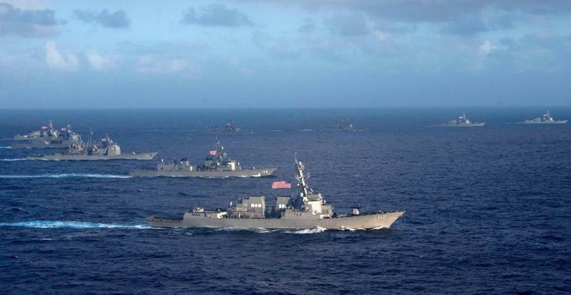 Hải quân Mỹ và Nhật Bản tập trận trên biển gần Philippines.