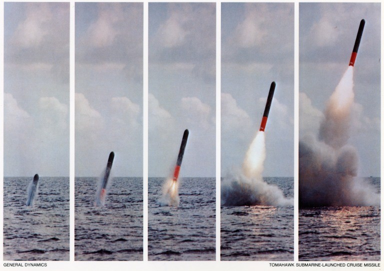 Tên lửa Tomahawk bắn từ tàu ngầm.