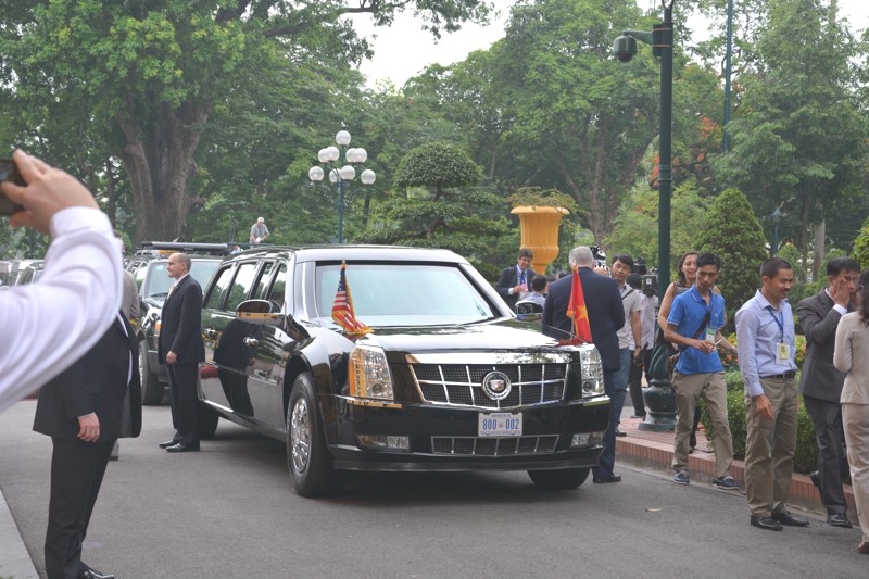 Đoàn xe chở Tổng thống Obama đến Phủ Chủ tịch (ảnh Tuấn Nam, Thời Đại).