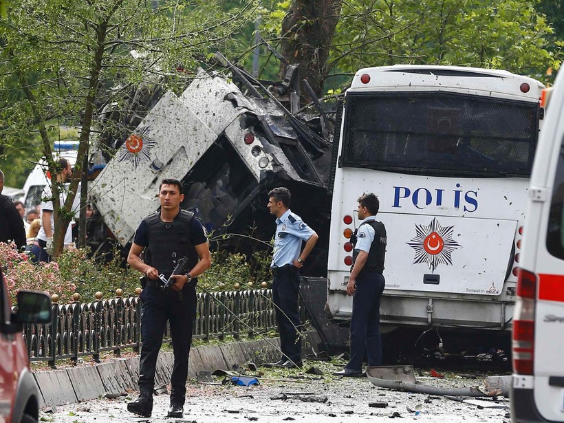 Chiếc xe bus chở cảnh sát được cho là bị những kẻ tấn công phục kích.