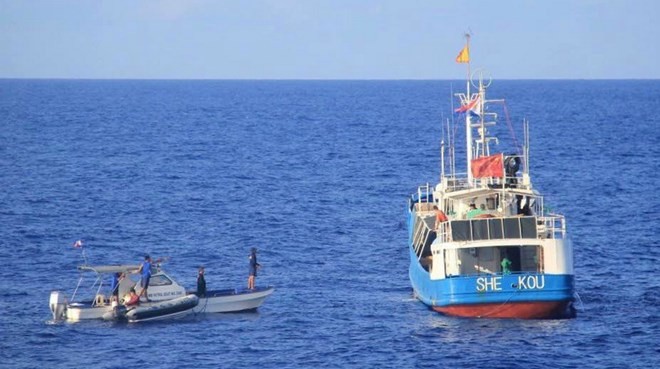 Tàu cá Trung Quốc treo ngược cờ Philippines. (Nguồn: BFAR)