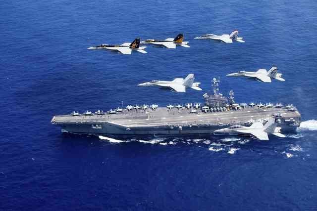 Máy bay Mỹ lập đội hình bên trên tàu sân bay USS Harry S. Truman trong cuộc tập trận trên biển Philippines ngày 16-6-2016. Ảnh: Reuters