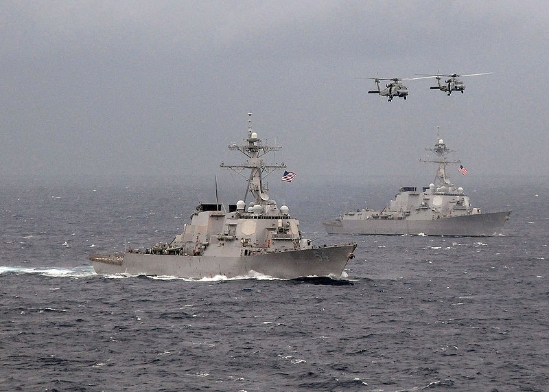 Tàu chiến Hải quân Mỹ tuần tra áp sát đảo nhân tạo do Trung Quốc xây phi pháp ở Biển Đông.
