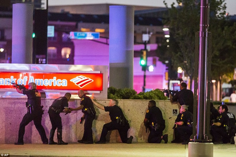 Cảnh sát Dallas đấu súng với nhóm bắn tỉa