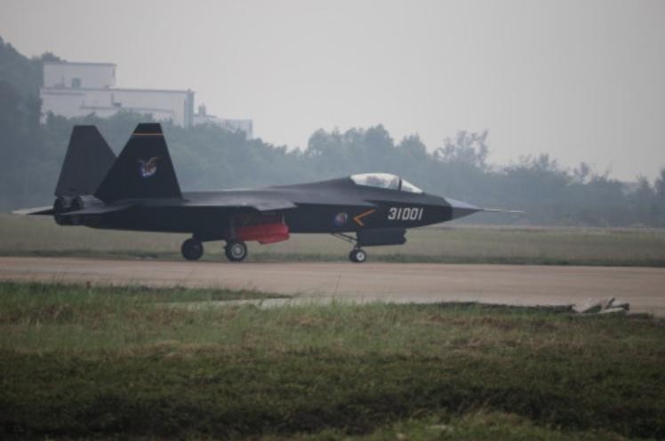 Máy bay chiến đấu J-31 Trung Quốc bay biểu diễn ở Triển lãm hàng không Chu Hải-2014 (Ảnh tư liệu).