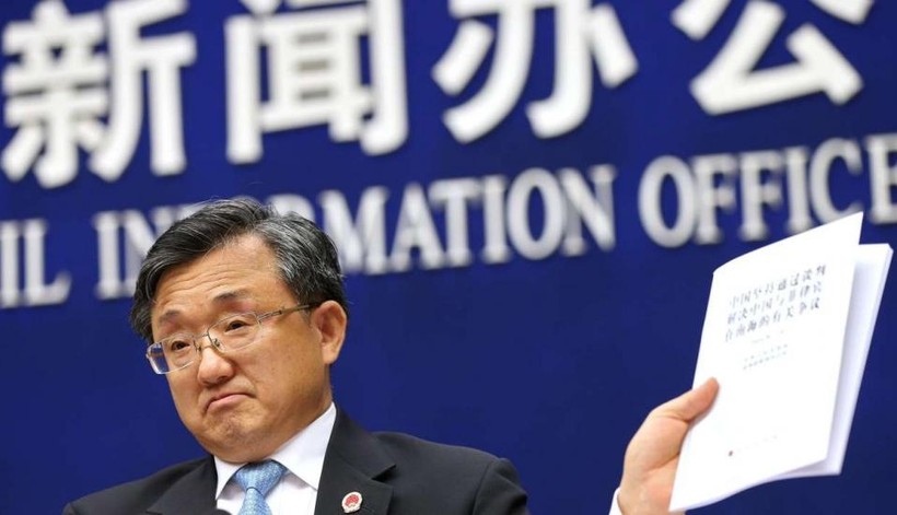 Ngày 13/7/2016, Chính phủ Trung Quốc tổ chức cuộc họp báo công bố Sách trắng "Trung Quốc kiên trì thông qua đàm phán giải quyết tranh chấp giữa Trung Quốc và Philippines ở Biển Đông". Thứ trưởng Ngoại giao Trung Quốc Lưu Chấn Dân đã có nhiều phát biểu hạ 