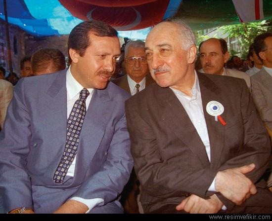 Tổng thống Erdogan (bên trái) và Giáo sỹ Fethullah Gulen từng là đồng minh của nhau trong quá khứ.