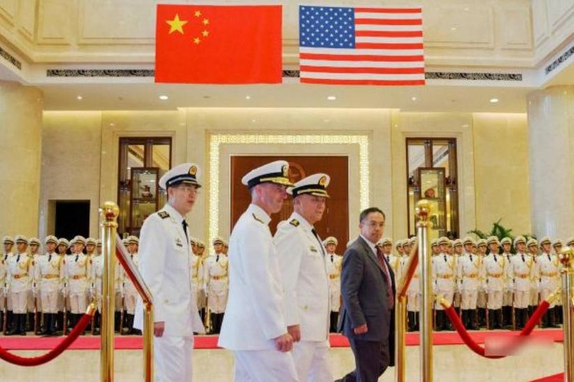 Từ ngày 17 đến ngày 20/7/2016, Đô đốc John Richardson, Tham mưu trưởng Hải quân Mỹ thăm Trung Quốc. Trong hình là Lễ đón tại Bắc Kinh ngày 18/7/2016.