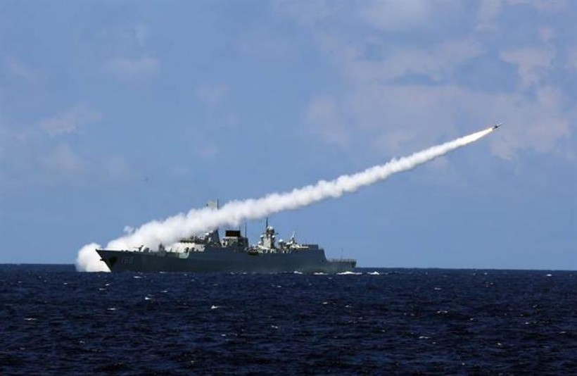 Ngày 8/7/2016, tàu khu trục Quảng Châu của Hạm đội Nam Hải, Hải quân Trung Quốc bắn tên lửa phòng không trong một cuộc tập trận bắn đạn thật của ba hạm đội lớn Hải quân Trung Quốc từ ngày 5 - 11/7/2016. Ảnh: Tân Hoa xã/Chinatimes.