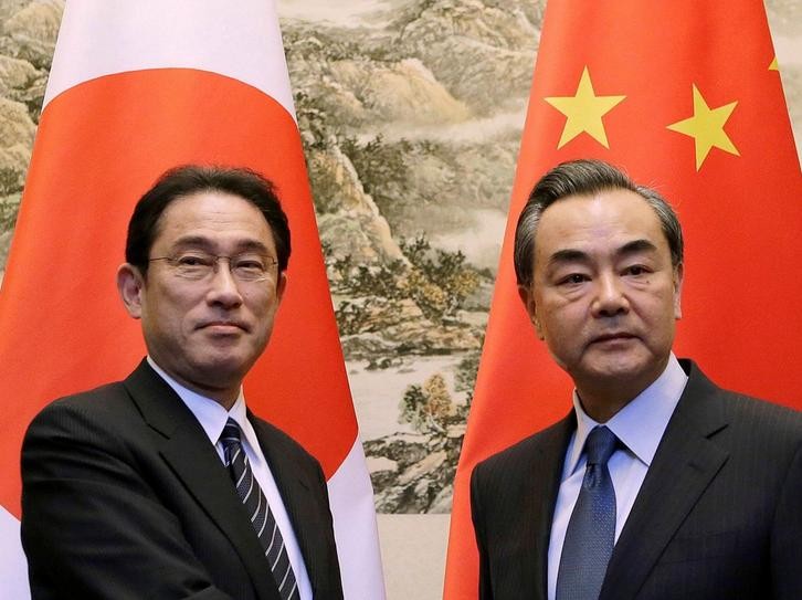 Ngày 25/7/2016, Ngoại trưởng Nhật Bản Fumio Kishida có cuộc hội đàm với người đồng cấp Trung Quốc, Vương Nghị. Ảnh: Đa Chiều.