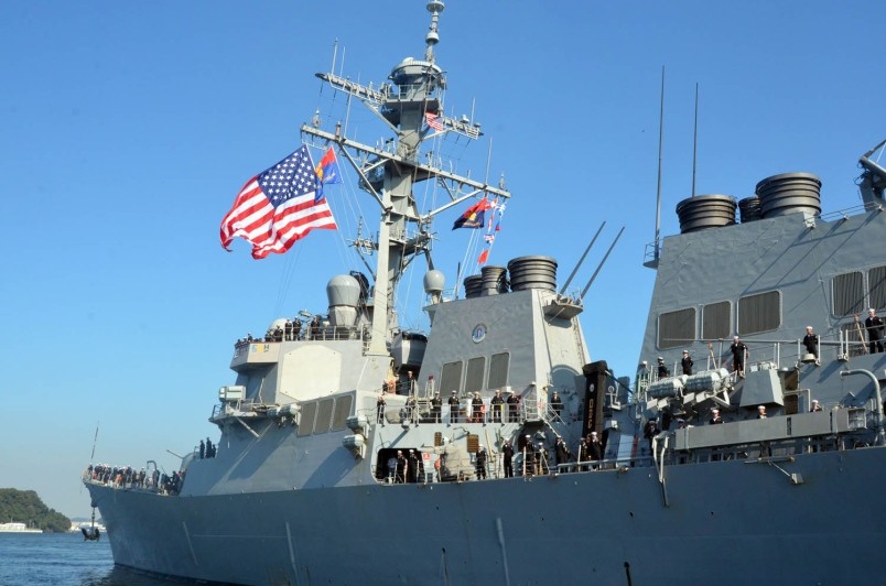 Khu trục hạm mang tên lửa dẫn đường USS Benfold.