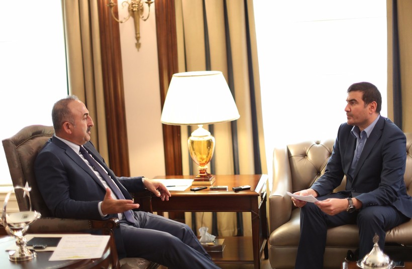 Ngoại trưởng Thổ Nhĩ Kỳ Mevlut Cavusoglu  (bên trái).