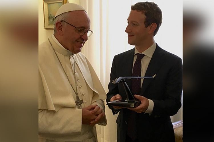 Mark Zuckerberg tặng Đức Giáo Hoàng Francis máy bay không người lái.