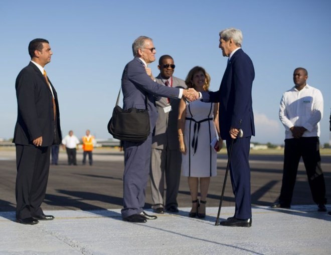 Ông Jeffrey DeLaurentis chào đón Ngoại trưởng Mỹ John Kerry đến Havana tháng 8/2015 (Nguồn: AP).