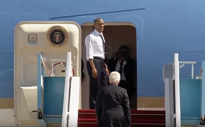 Ông Obama cho cựu Tổng thống Bill Clinton "quá giang" về nhà trên Air Force One.