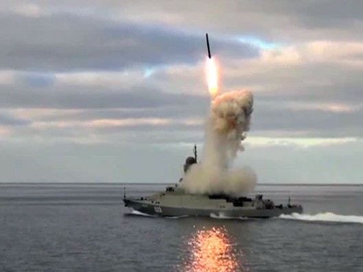 Tàu chiến Nga phóng tên lửa hành trình tấn công IS ở Syria.