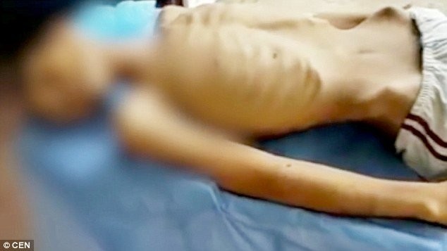 Một tù nhân được cho là đã chết vì đói và bệnh tật tại nhà tù ở miền trung Venezuela - Ảnh cắt từ video clip.