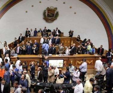 Phe ủng hộ Tổng thống Venezuela tràn vào trụ sở Quốc hội.