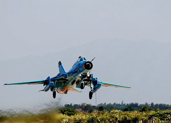 Máy bay Su-22M4 của Trung đoàn 937 cất cánh thực hiện chuyến bay trinh sát khí tượng.