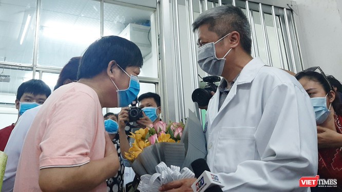 Ông Li Ding chia sẻ lòng biết ơn đến bác sĩ BV Chợ Rẫy cũng như đất nước Việt Nam tại buổi xuất viện, 12/2. Ảnh: Nguyễn Trăm