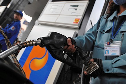 Giữ nguyên cách tính giá cơ sở xăng dầu dù thương nhân lỗ lớn