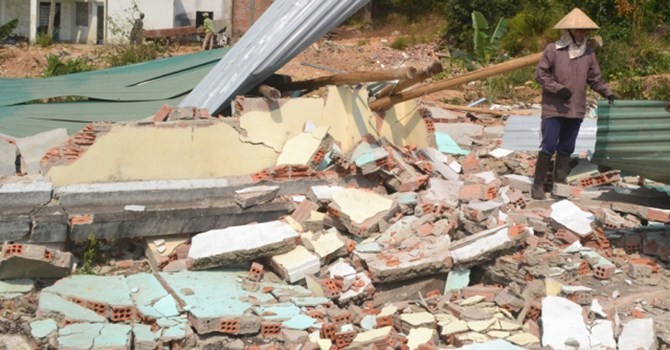 Nhà ông Mười chỉ còn là đống tôn gạch đổ nát sau khi bị nhà thầu thi công Trung Quốc san ủi