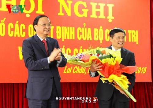 Ông Tô Huy Rứa trao Quyết định và tặng hoa chúc mừng ông Nguyễn Khắc Chử
