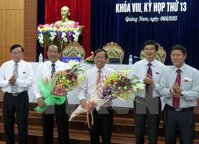 Ông Đinh Văn Thu (thứ hai từ trái sang) nhận hoa chúc mừng của lãnh đạo tỉnh Quảng Nam