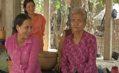 'Chiến dịch thực đơn' của Tổng thống Nixon ảnh 2 Bà Mann Phol (trái), vợ ông Chan Mith, cũng mồ côi vì bom đạn.