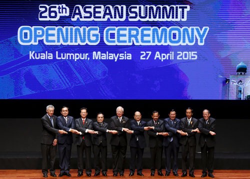 Lãnh đạo các nước tại lễ khai mạc Hội nghị Cấp cao ASEAN ở Malaysia hôm qua. Ảnh: Reuters