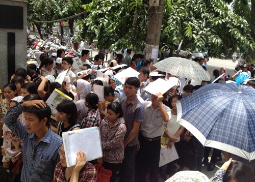 Mỗi năm có hàng ngàn thí sinh tham gia kỳ thi công chức thành phố Hà Nội