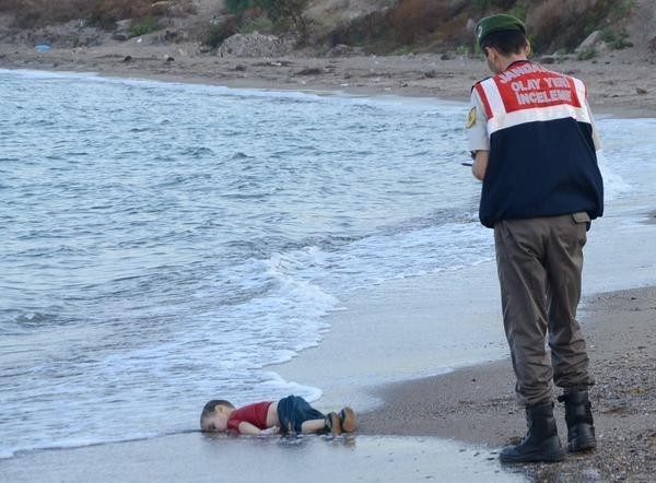 Bức ảnh cậu bé tị nạn người Syria nằm chết trên bờ biển khiến cả thế giới chấn động.