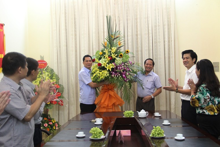 Thay mặt lãnh đạo Bộ TT&TT, Thứ trưởng Trương Minh Tuấn trao lẵng hoa chúc mừng Cục Xuất bản, In và Phát hành nhân kỷ niệm 63 năm thành lập ngành (10/10/1952 - 10/10/2015)