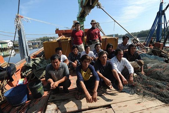 ác ngư dân Việt Nam bị bắt giữ cùng 2 tàu cá. Ảnh: Waedao Harai