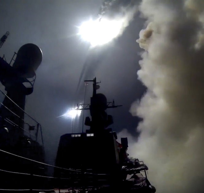 Tàu chiến Nga phóng tên lửa hành trình từ biển Caspian vào Syria - Ảnh: AFP