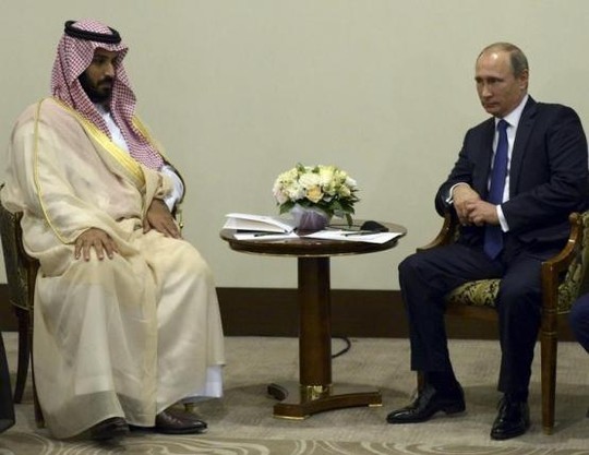 Tổng thống Nga Vladimir Putin (phải) gặp Bộ trưởng Quốc phòng Ả Rập Saudi Mohammed bin Salman. Ảnh: Reuters