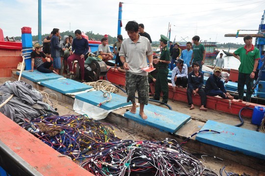 Các ngư dân xã Bình Châu, huyện Bình Sơn, tỉnh Quảng Ngãi, đi trên tàu QNg 90127 TS thẫn thờ sau chuyến biển mất trắng do bị tàu Trung Quốc tấn công hồi tháng 7-2015 - Ảnh: Tử Trực