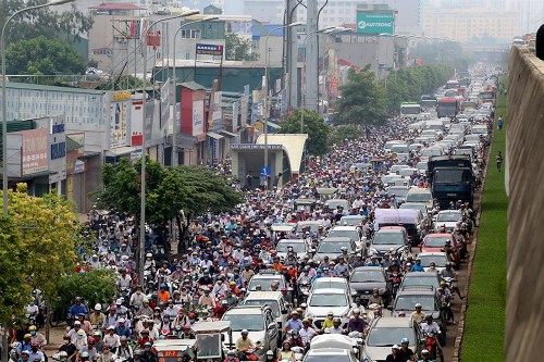 Công an Hà Nội huy động thêm 200 cảnh sát cơ động, 100% quân số cảnh sát giao thông, cảnh sát trật tự để chống ùn tắc giao thông vào giờ cao điểm. Ảnh: Bá Đô