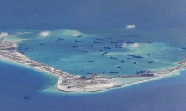 Một hòn đảo nhân tạo mà Trung Quốc đang xây dựng phi pháp trên biển Đông