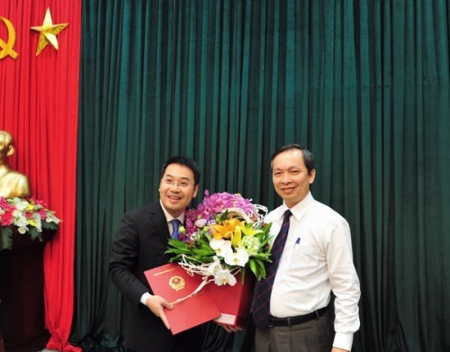 Phó Thống đốc Đào MinhTú trao quyết định bổ nhiệm cho ông Nguyễn Tuấn Anh (bên trái). (Ảnh: SBV)
