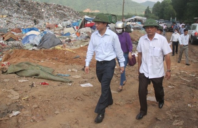 Bí thư thành ủy Đà Nẵng Nguyễn Xuân Anh (bìa trái) cùng chủ tịch UBND quận Liên Chiểu dành cả buổi sáng để đi thực tế tại bãi rác - Ảnh: Đoàn Cường