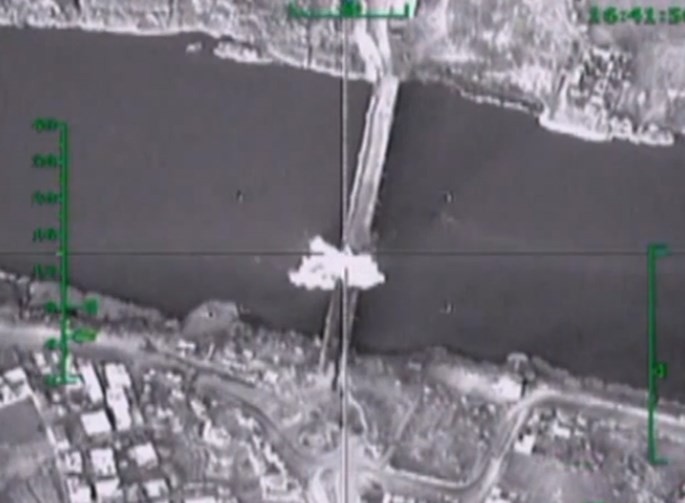 Cây cầu bắc qua sông Euphrate ở bắc Syria bị máy bay Nga đánh sập