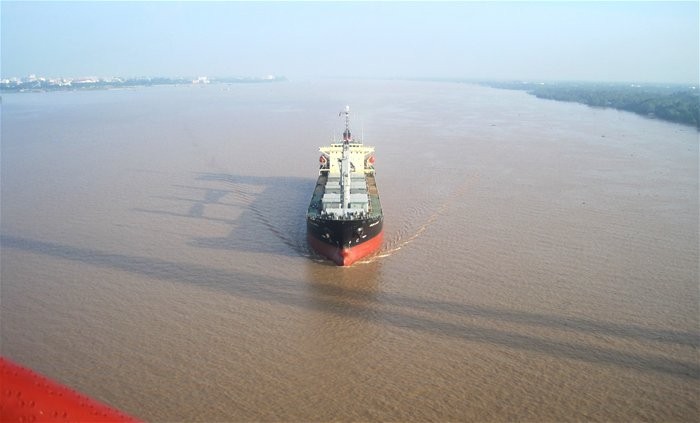 Từ đầu năm 2016, tàu 20.000 tấn có thể ra-vào cảng biển khu vực ĐBSCL. Trong ảnh là một chiếc tàu đang vận chuyển hàng hóa trên sông Hậu nhìn từ cầu Cần Thơ - Ảnh: Trung Chánh