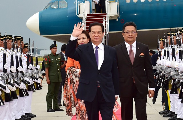 Thủ tướng Nguyễn Tấn Dũng tới Malaysia tham dự Hội nghị cấp cao ASEAN 27. Ảnh VGP/Nhật Bắc