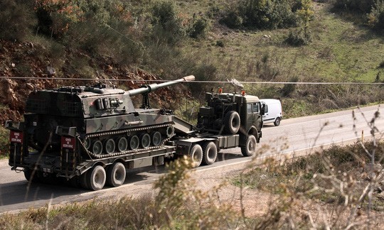 Xe tải chở pháo tự hành Thổ Nhĩ Kỳ hướng về biên giới Syria. Ảnh: AP