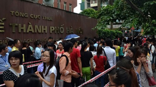 Hàng trăm người chen nhau nộp hồ sơ thi biên chế tại Cục Thuế Hà Nội sáng 14.8.2014 - Ảnh: Nguyễn Tuấn