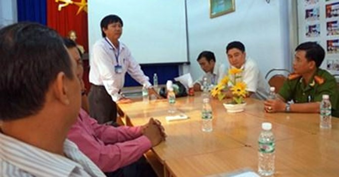 Cuộc họp truy tìm nguồn cung cấp chai Dr. Thanh có dị vật tại Chi cục ATVSTP Cà Mau.