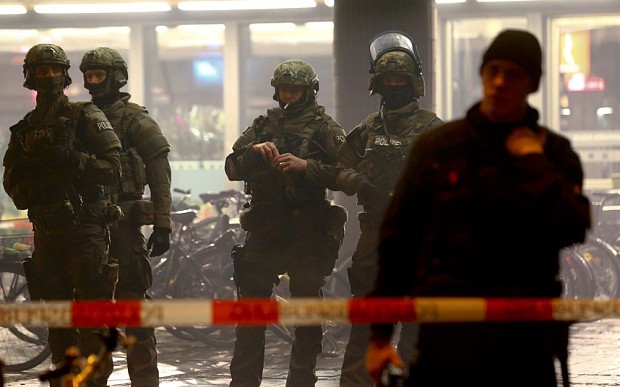 Cảnh sát đảm bảo an ninh tại nhà ga chính ở Munich. Ảnh: Reuters